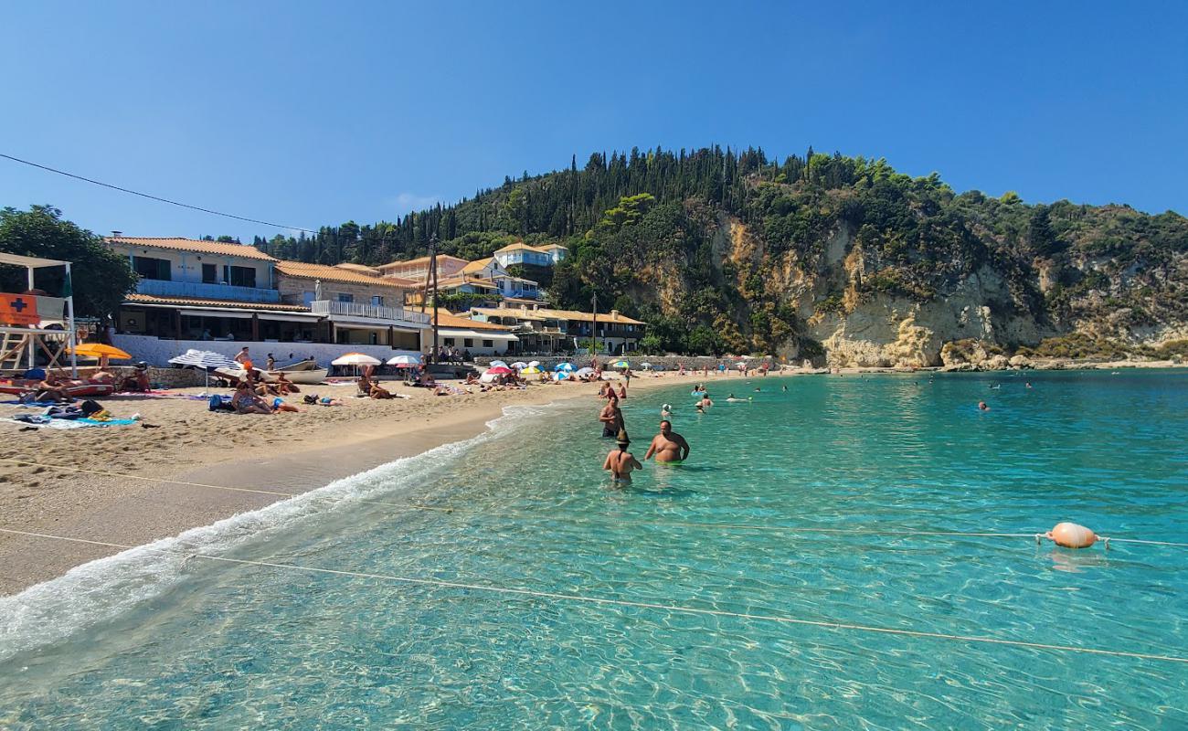 Agios Nikitas Beach'in fotoğrafı gri kum yüzey ile