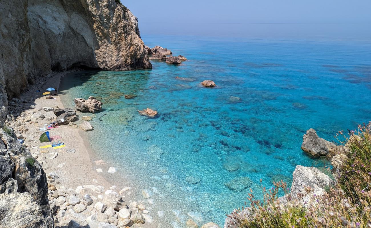 Milos Hidden Beach'in fotoğrafı taşlı kum yüzey ile