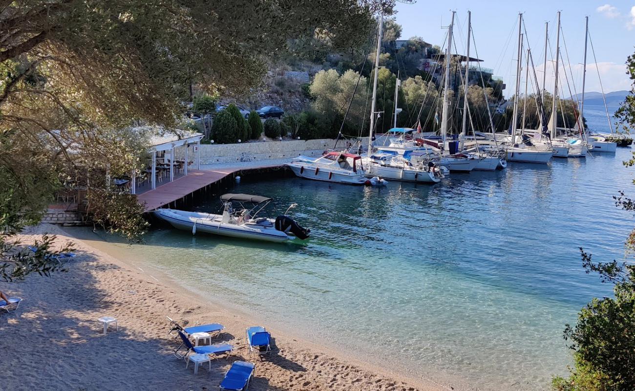 Karnagio Beach'in fotoğrafı küçük bej çakıl yüzey ile