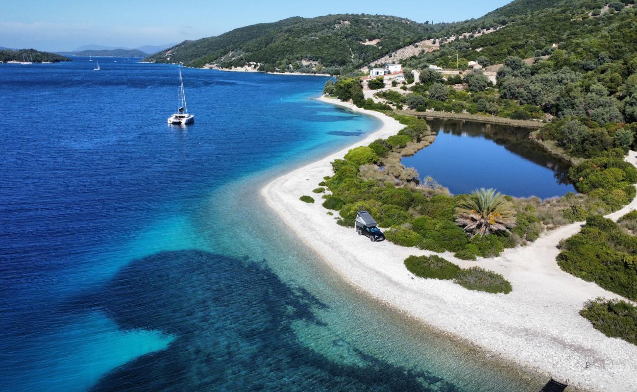 Agios Ioannis Beach'in fotoğrafı küçük bej çakıl yüzey ile