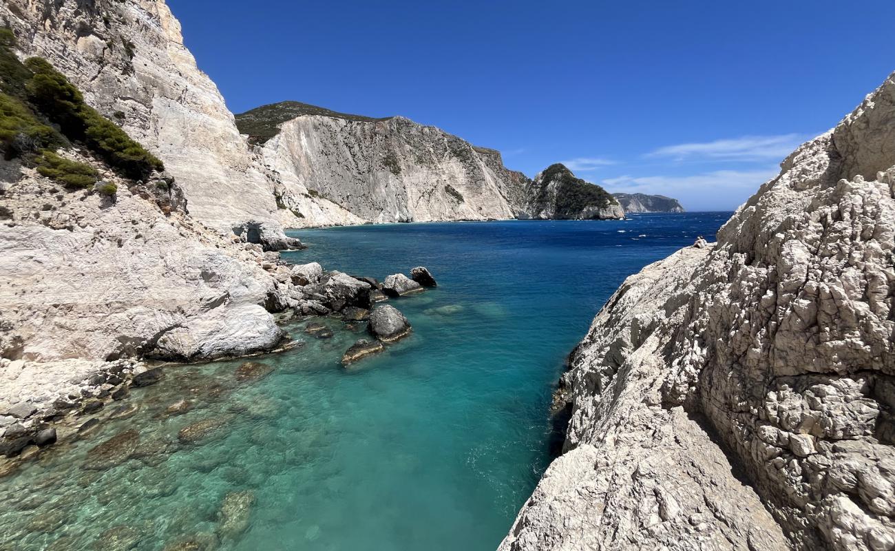 Plakaki Beach'in fotoğrafı kayalık arazi yüzey ile