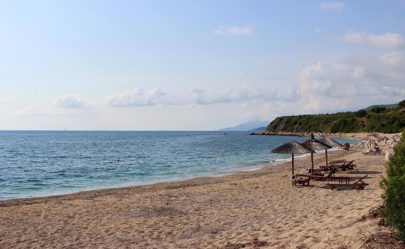 Limniona Beach'in fotoğrafı gri kum yüzey ile