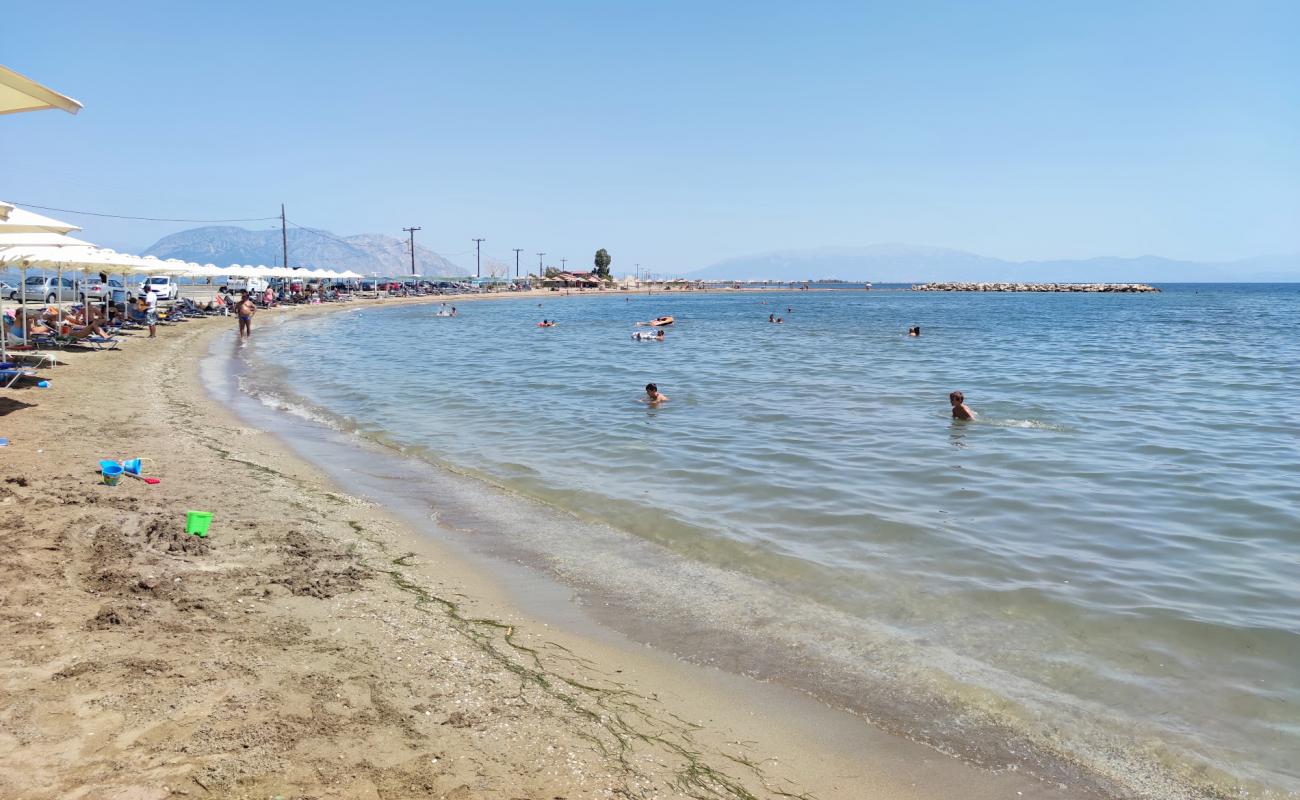 Tourlida Beach'in fotoğrafı gri kum yüzey ile