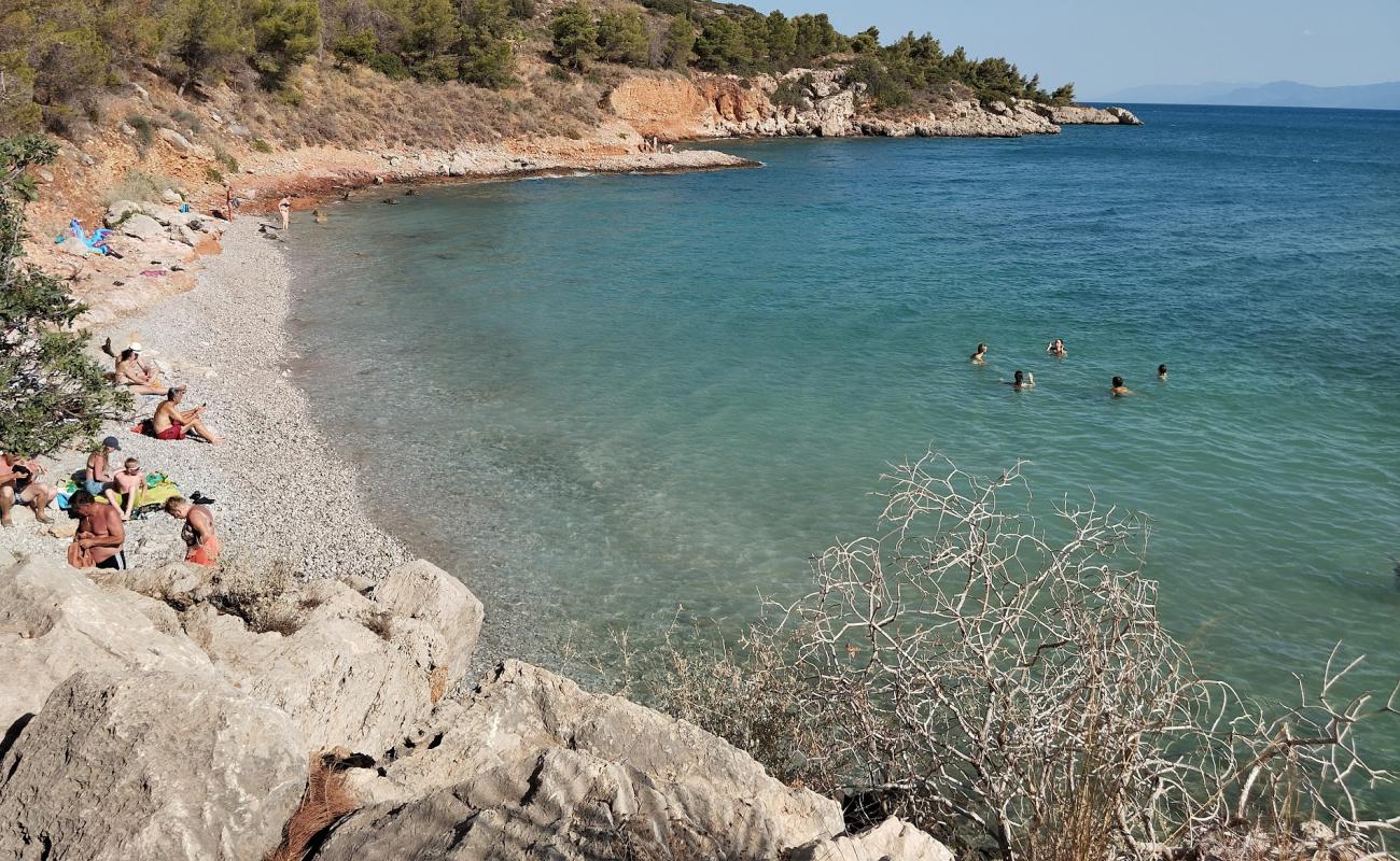 Neraki Beach'in fotoğrafı gri çakıl taşı yüzey ile