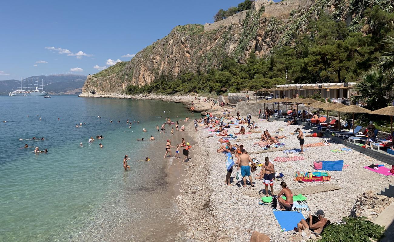 Paralia Arvanitias'in fotoğrafı gri çakıl taşı yüzey ile