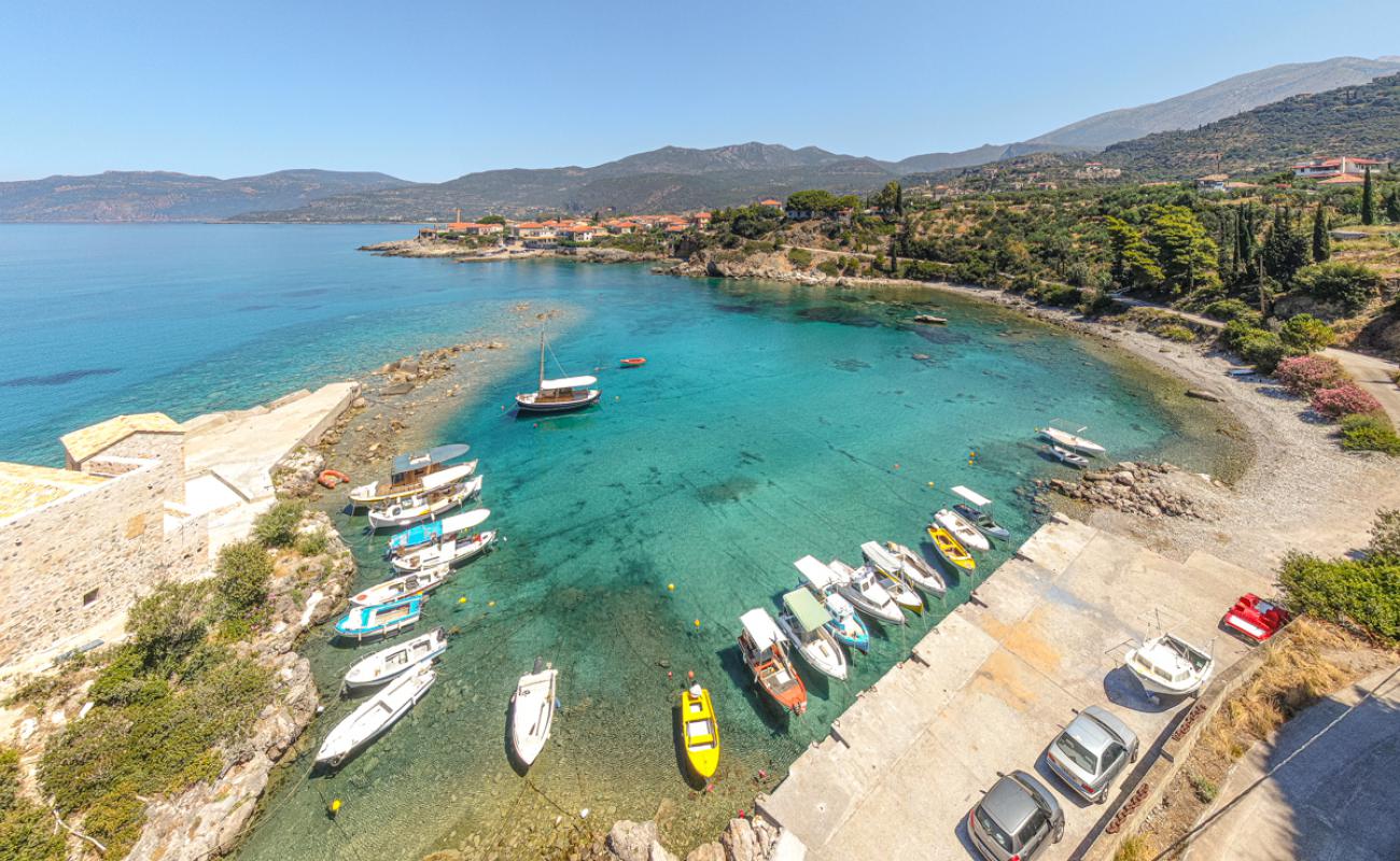 Amoni Beach'in fotoğrafı gri çakıl taşı yüzey ile