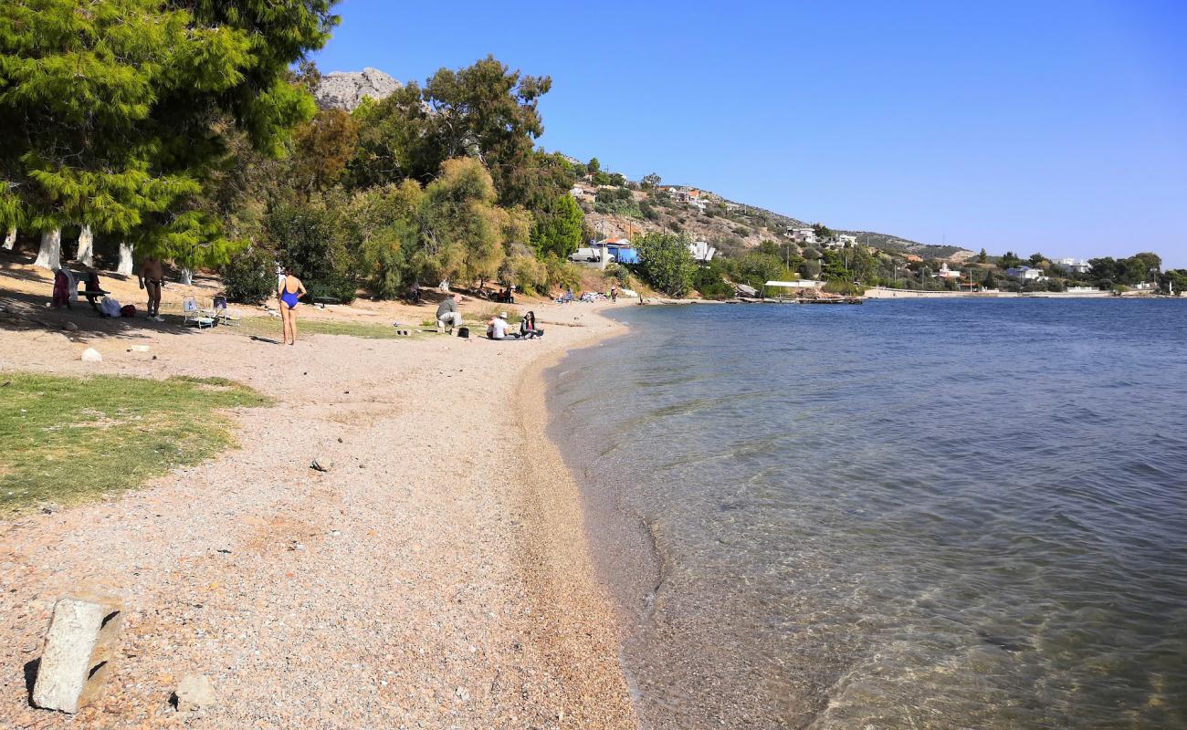 Neraki Beach - Nea Peramos'in fotoğrafı küçük bej çakıl yüzey ile