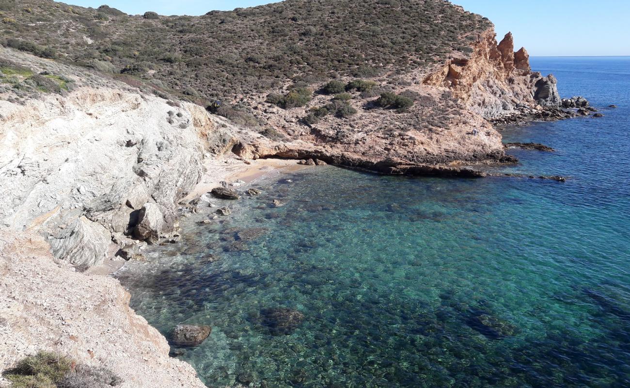 Kape Sounio Nudist Beach'in fotoğrafı bej kum ve çakıl yüzey ile