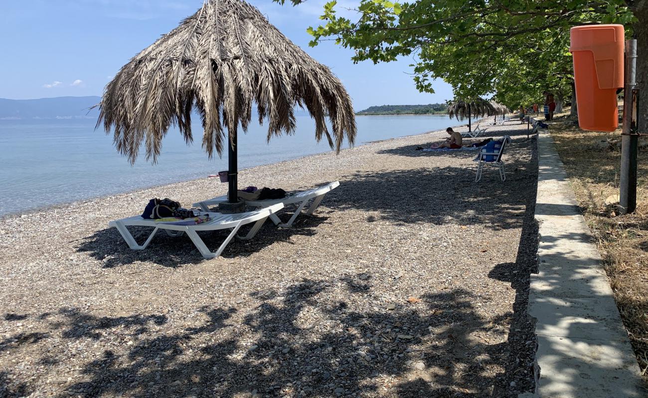 Agios Nikolaos Beach'in fotoğrafı gri kum ve çakıllar yüzey ile