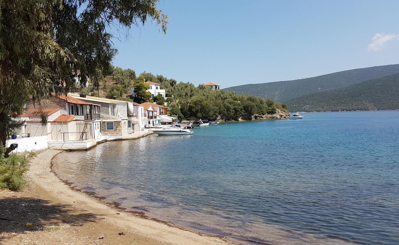 Old Trikeri Port'in fotoğrafı açık bej kum yüzey ile
