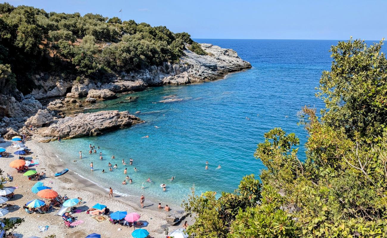Labinou Beach'in fotoğrafı gri kum ve çakıllar yüzey ile