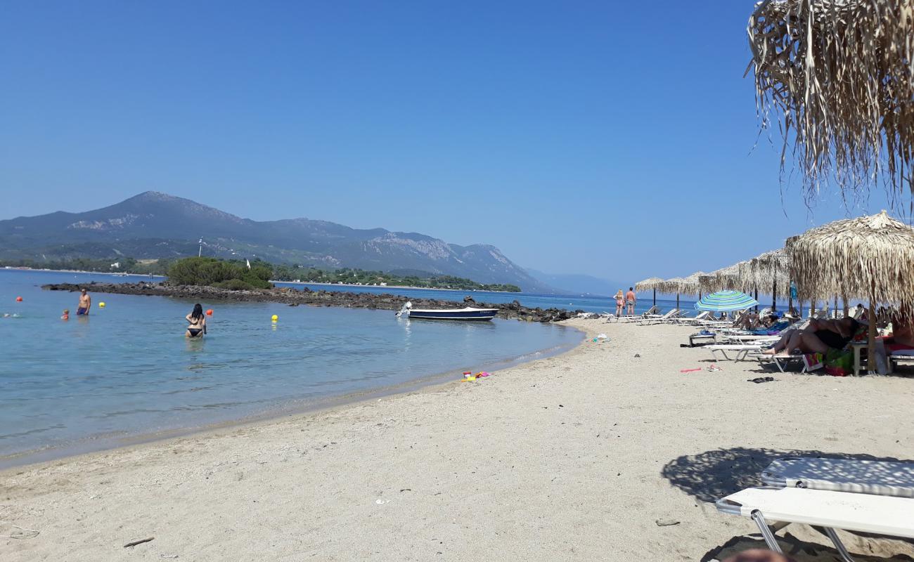 Monolia Beach'in fotoğrafı açık bej kum yüzey ile