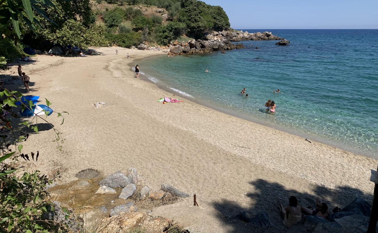 Pigadi Beach'in fotoğrafı bej kum ve çakıl yüzey ile