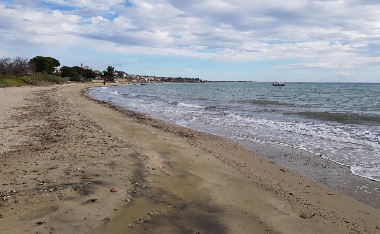 Ntouraki Beach'in fotoğrafı açık bej kum yüzey ile