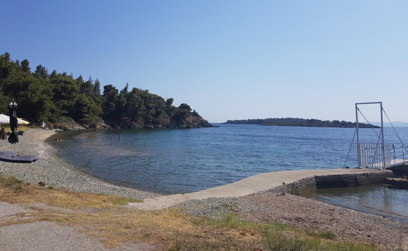 Panos Beach'in fotoğrafı küçük gri çakıllar yüzey ile