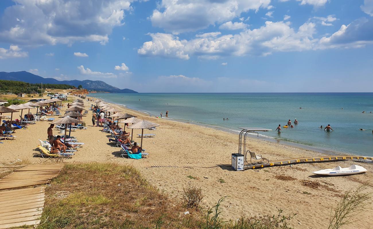 Paralia Kryoneri'in fotoğrafı açık bej kum yüzey ile