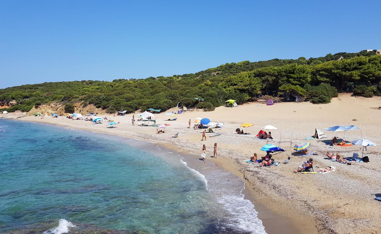 Agios Petros Beach'in fotoğrafı gri kum ve çakıllar yüzey ile