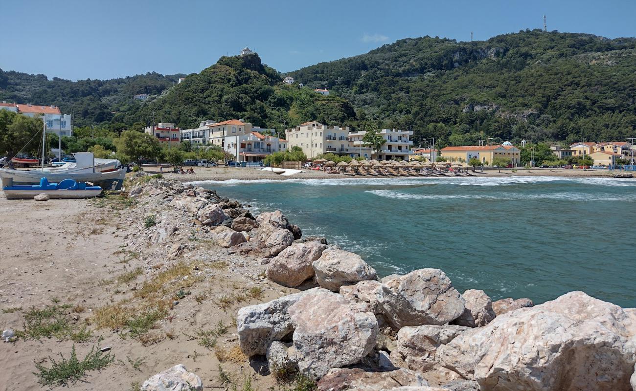 Samian Mare Beach'in fotoğrafı gri kum ve çakıllar yüzey ile