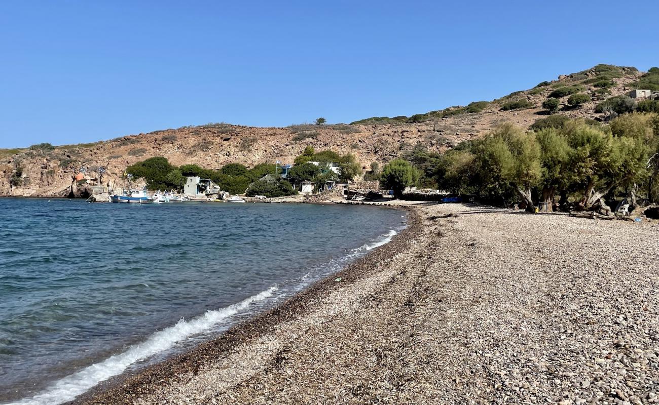Paralia Livadi'in fotoğrafı gri çakıl taşı yüzey ile