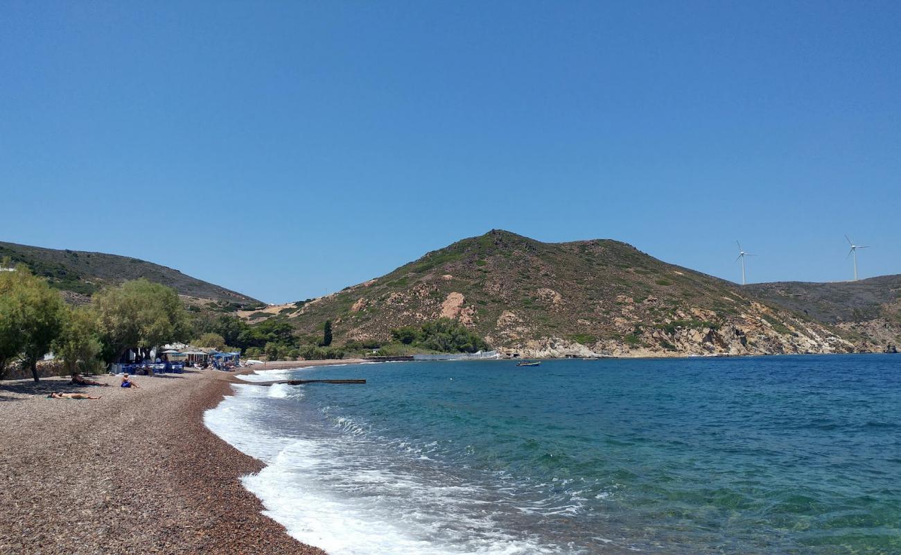 Paralia Lampi'in fotoğrafı gri çakıl taşı yüzey ile