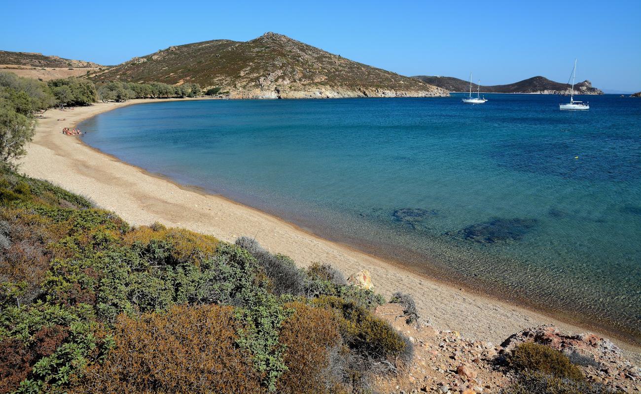 Paralia Livadi'in fotoğrafı gri çakıl taşı yüzey ile