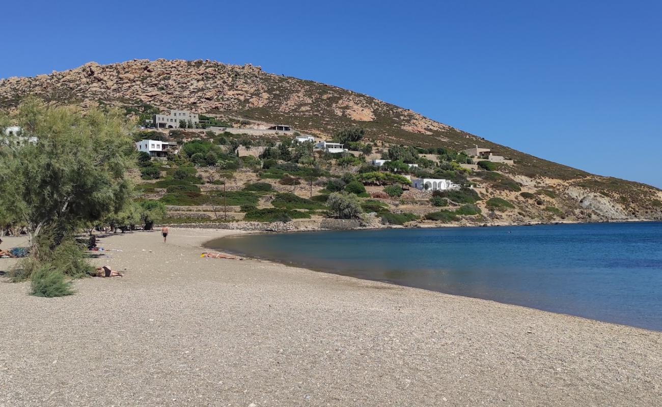 Paralia Agriolivado'in fotoğrafı gri kum ve çakıllar yüzey ile