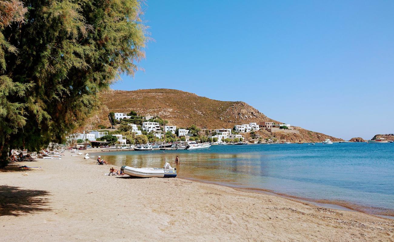 Paralia Grikos'in fotoğrafı küçük bej çakıl yüzey ile