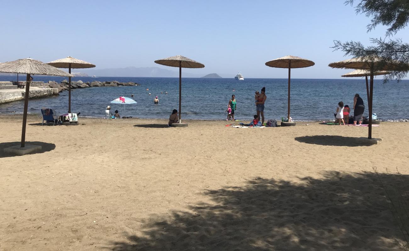 Mandraki Beach'in fotoğrafı açık bej kum yüzey ile