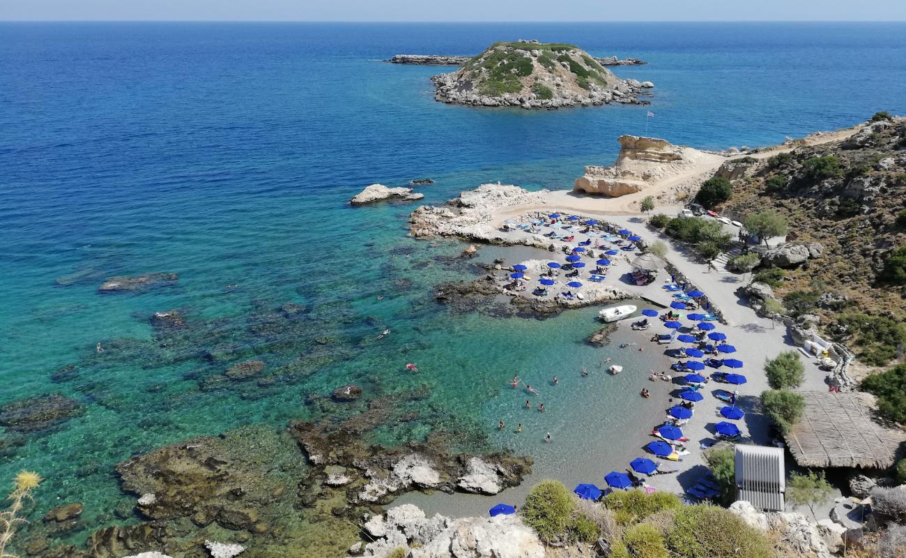 Grande Blue Beach'in fotoğrafı küçük gri çakıllar yüzey ile