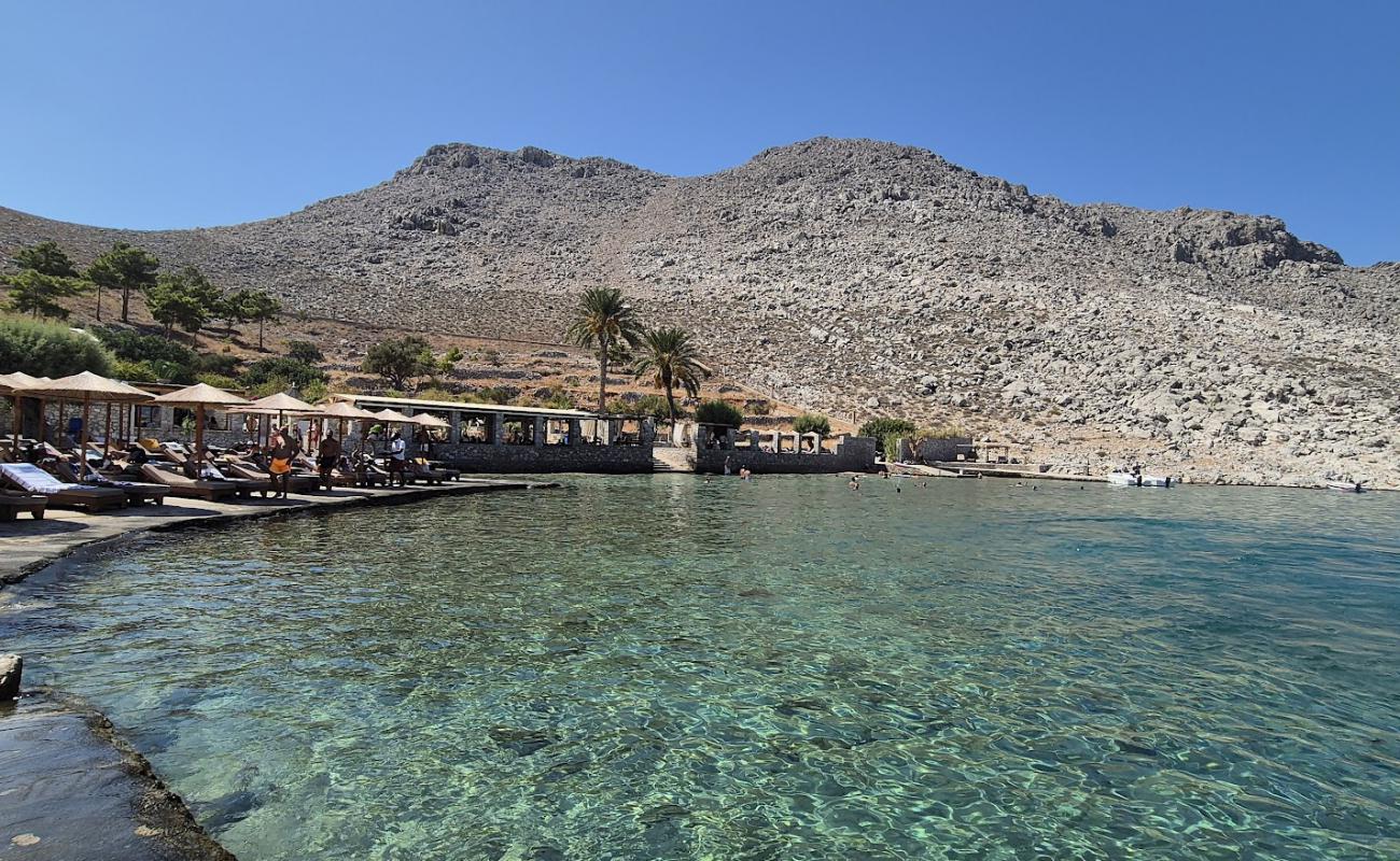 Agia Marina Beach'in fotoğrafı beton kaplı yüzey yüzey ile