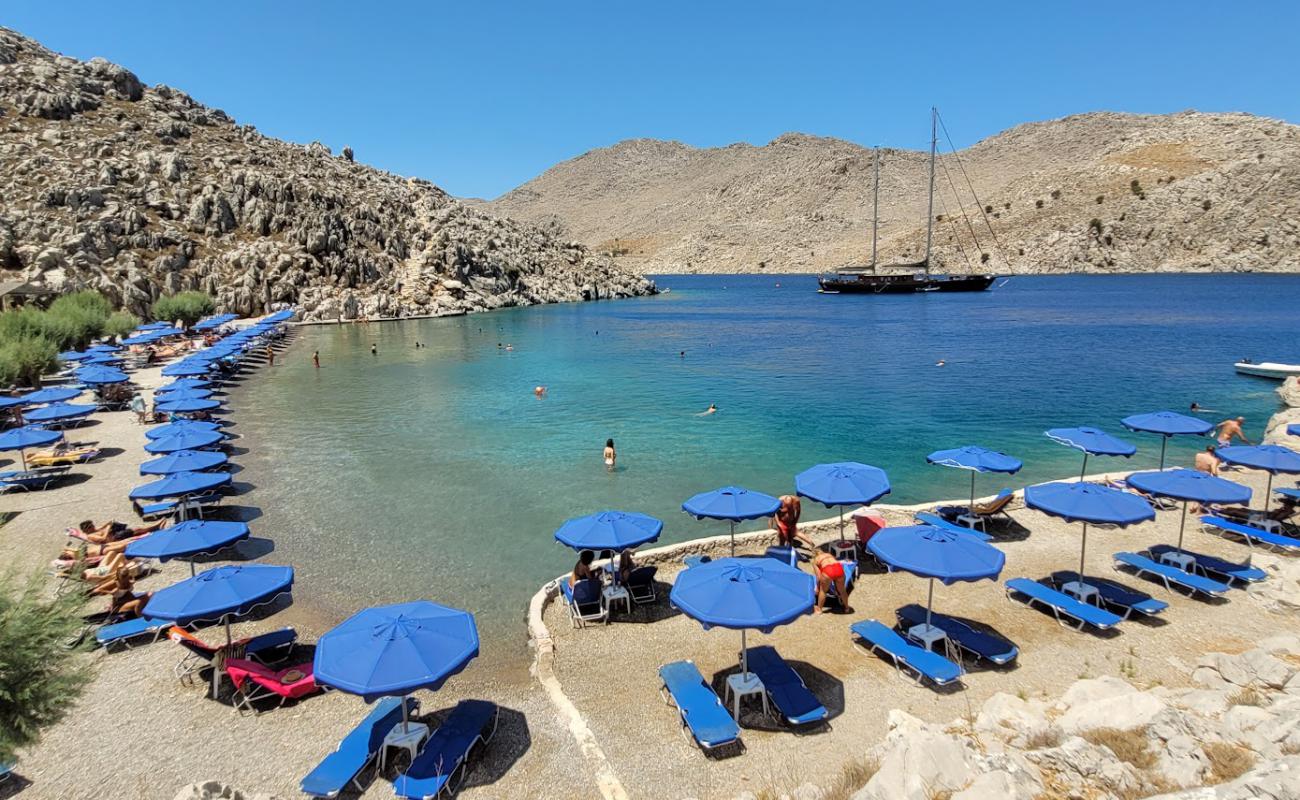 Saint Nicholas Beach'in fotoğrafı küçük gri çakıllar yüzey ile
