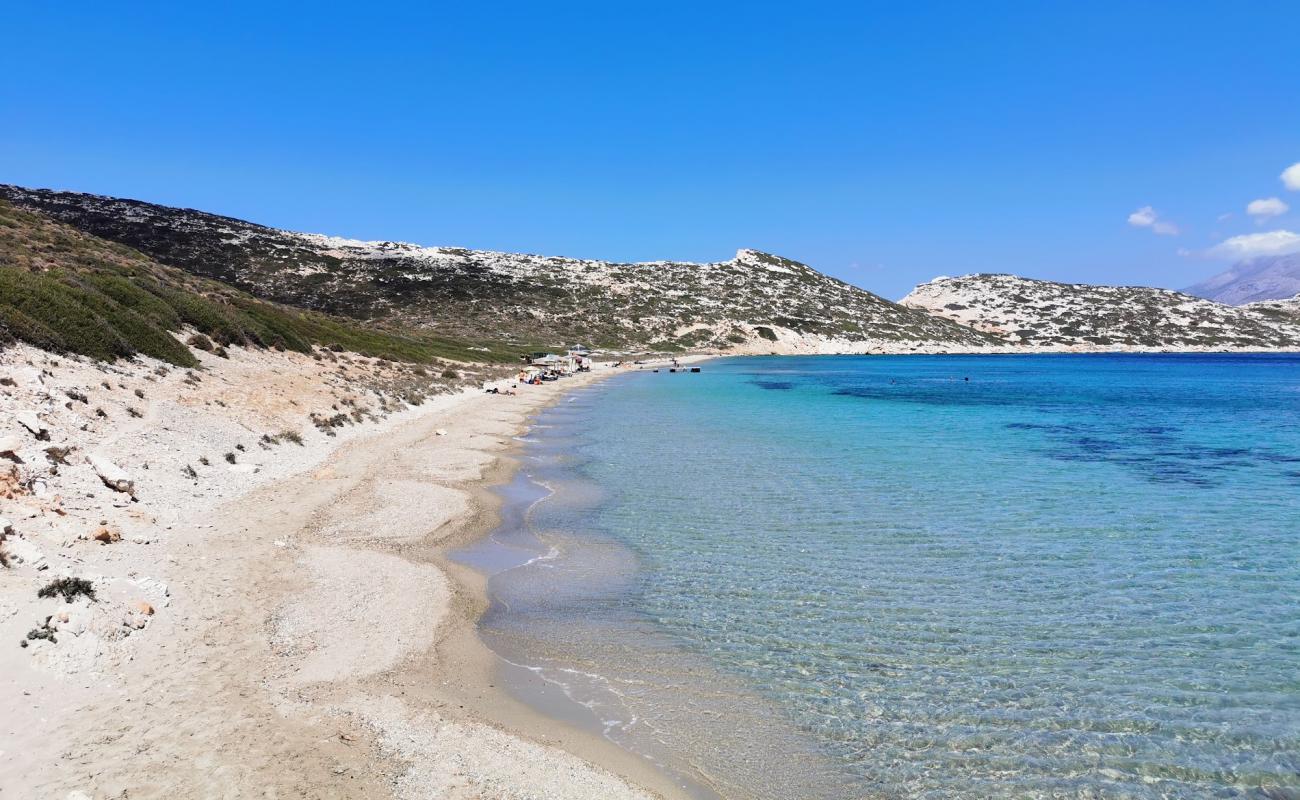 Nikouria Beach'in fotoğrafı bej kum ve kayalar yüzey ile