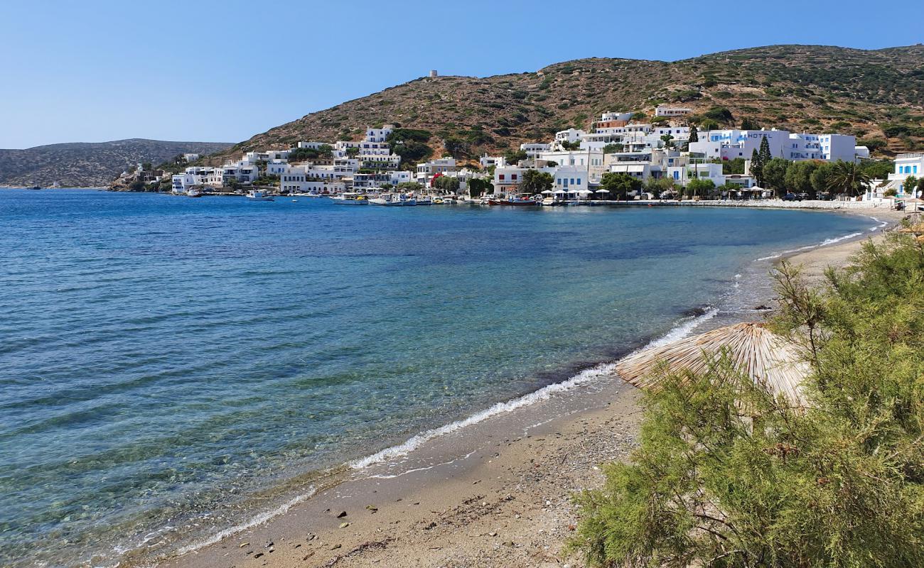 Katapola Beach'in fotoğrafı küçük gri çakıllar yüzey ile