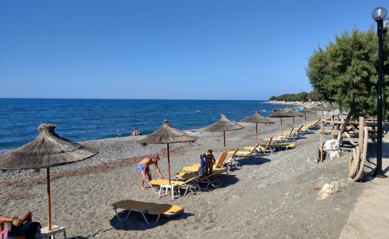 Tavronitis Beach'in fotoğrafı küçük gri çakıllar yüzey ile