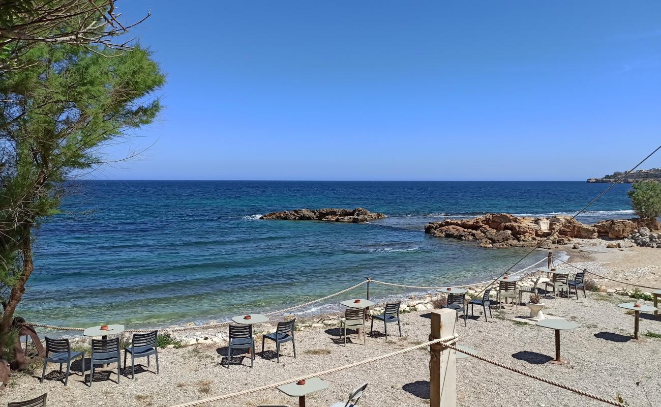 Chalepa Beach'in fotoğrafı bej kum ve kayalar yüzey ile
