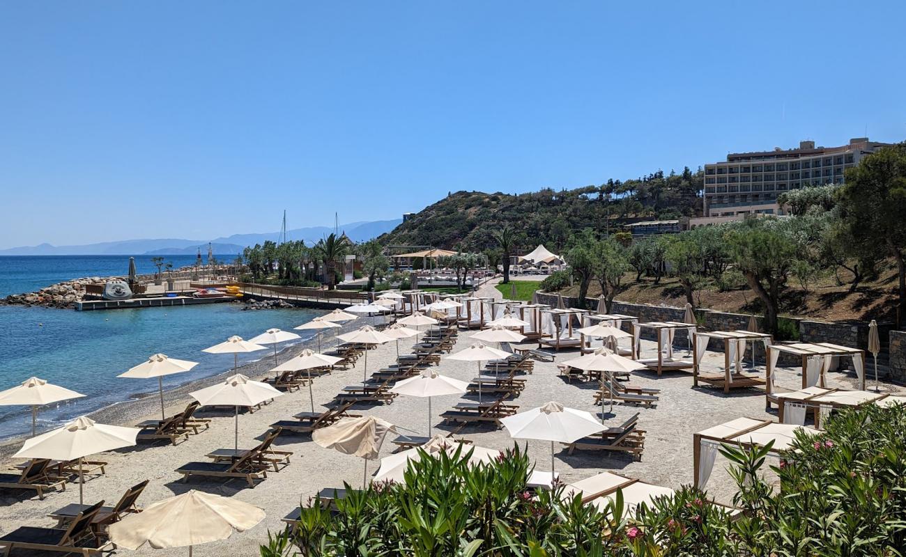 Mirabello Beach'in fotoğrafı gri kum ve çakıllar yüzey ile
