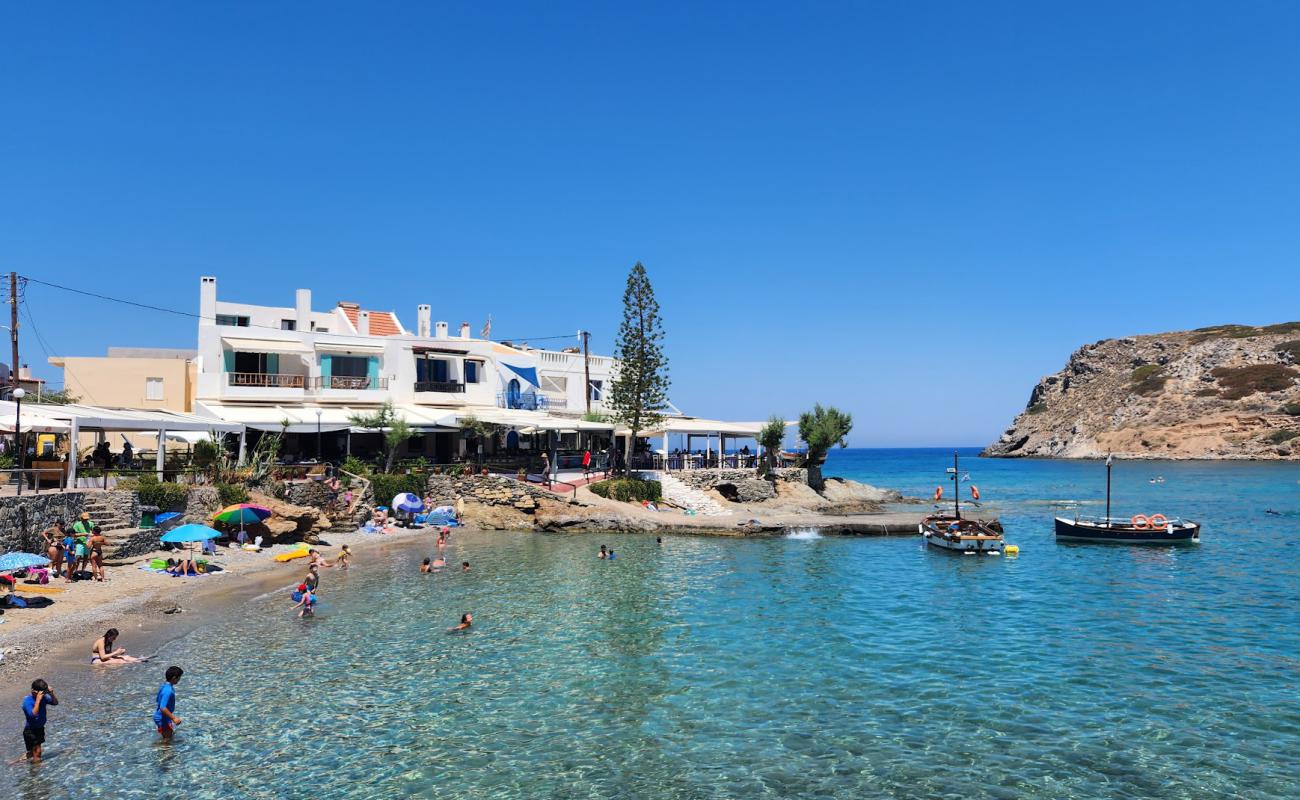 Mochlos Beach'in fotoğrafı bej kum ve çakıl yüzey ile