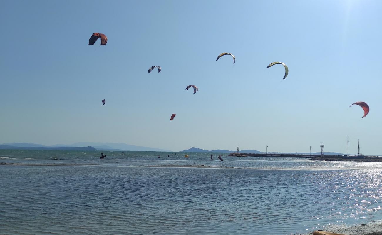 Koronisia Beach'in fotoğrafı küçük bej çakıl yüzey ile