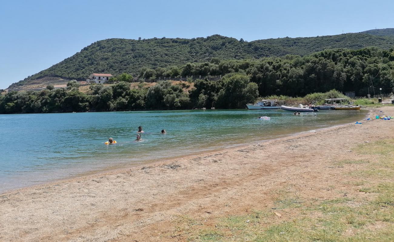 Loutraki Beach'in fotoğrafı bej kum ve çakıl yüzey ile