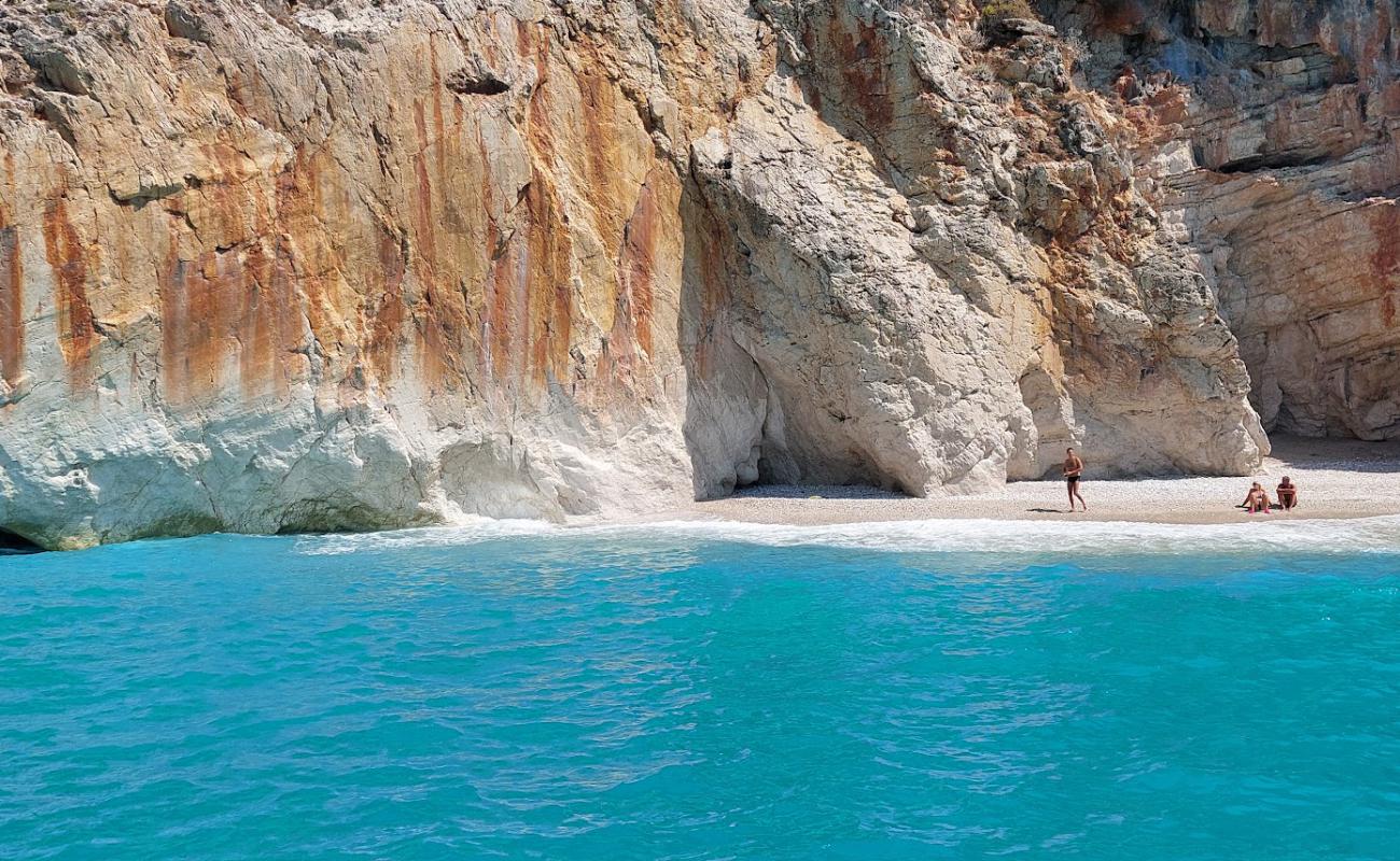 Maximos Beach'in fotoğrafı küçük bej çakıl yüzey ile