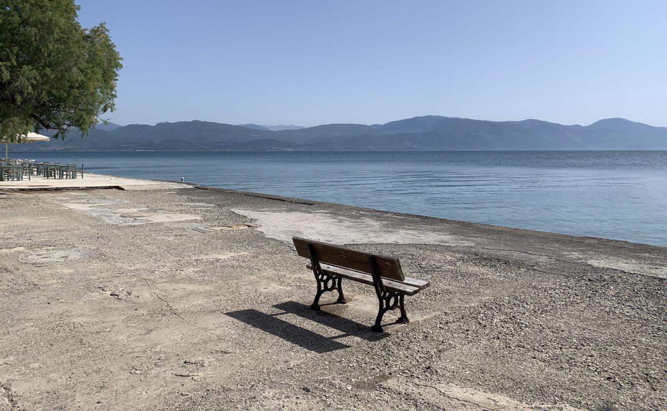 Paralia Psathopyrgou'in fotoğrafı gri çakıl taşı yüzey ile