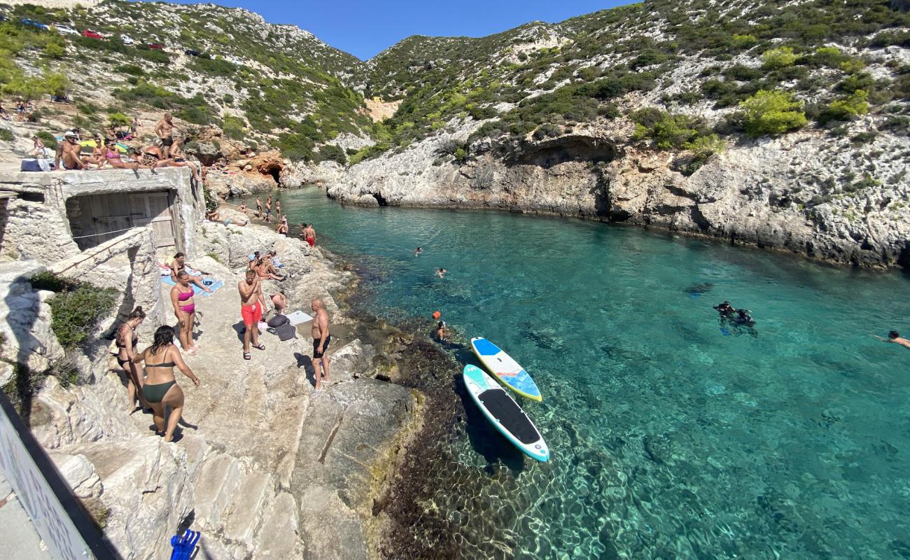 Porto Limnionas Beach'in fotoğrafı beton kaplı yüzey yüzey ile