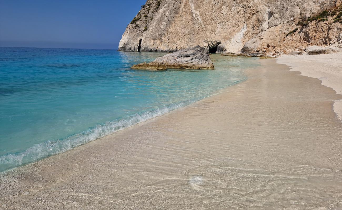 Mizithres Beach'in fotoğrafı bej çakıl yüzey ile