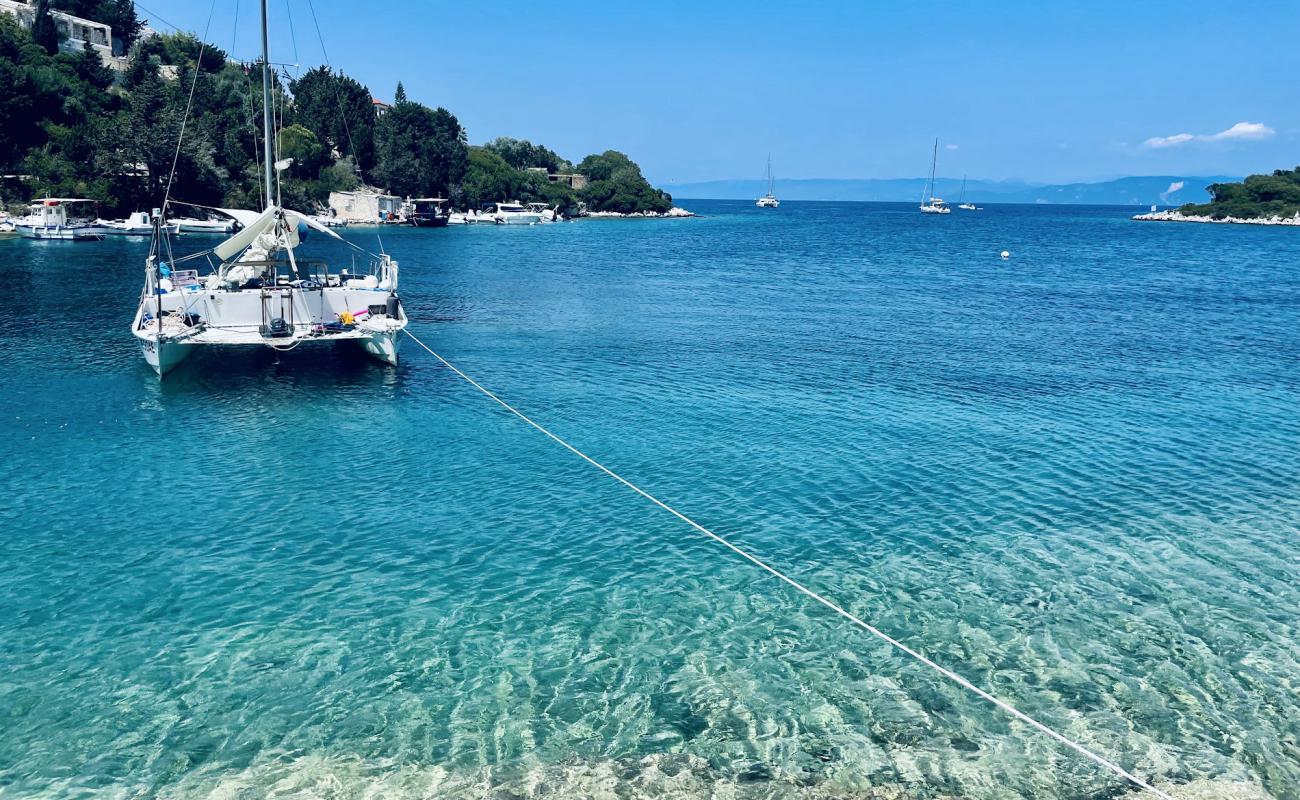 Agia Marina Ozias Beach'in fotoğrafı küçük gri çakıllar yüzey ile