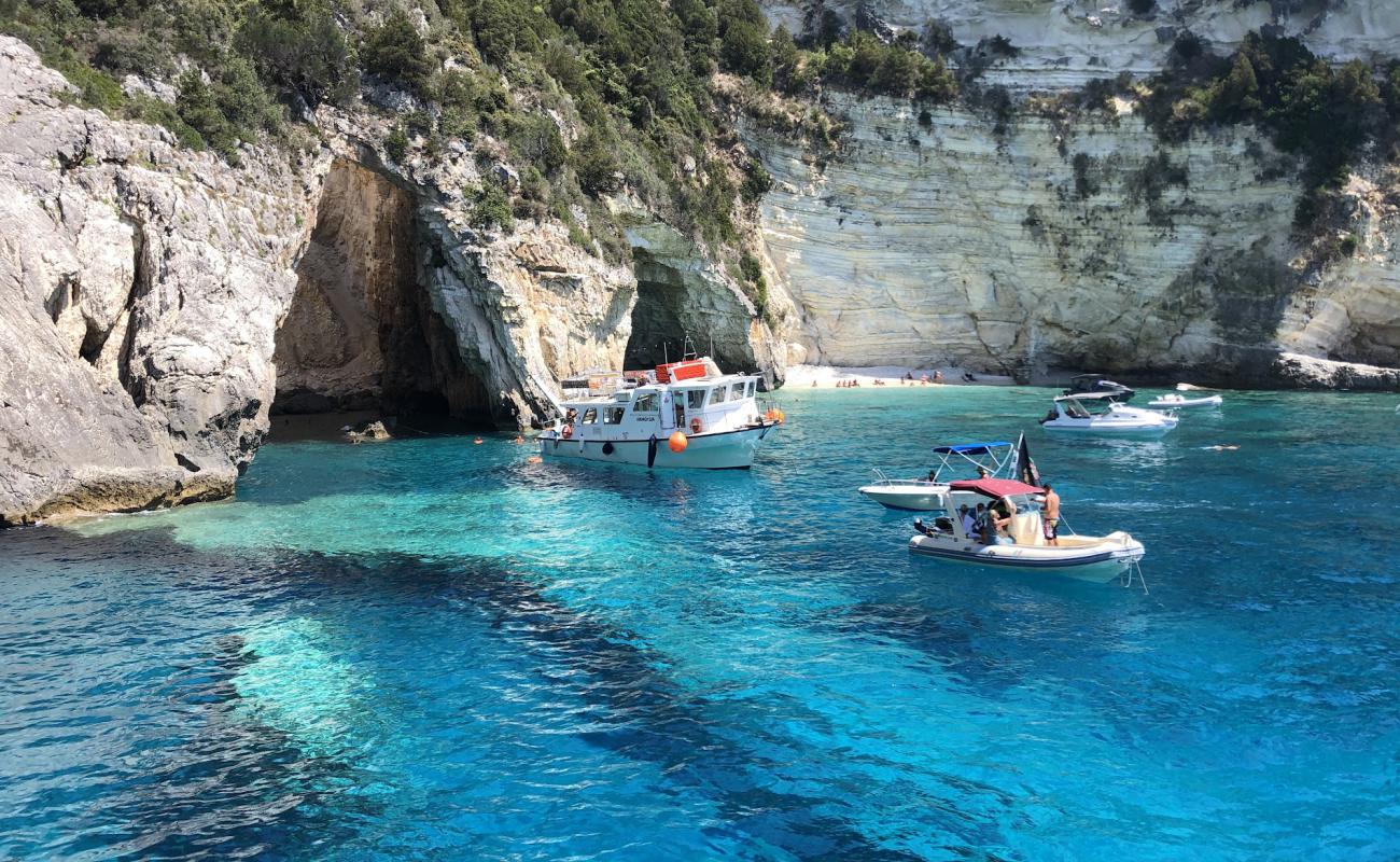 Ypapanti's Cave'in fotoğrafı kayalık arazi yüzey ile