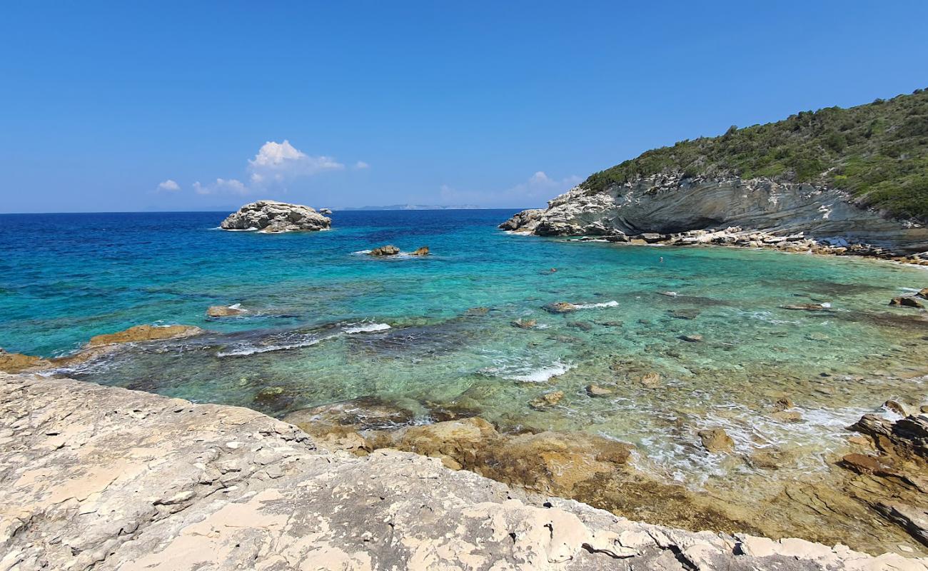 Plani Beach'in fotoğrafı kayalık arazi yüzey ile