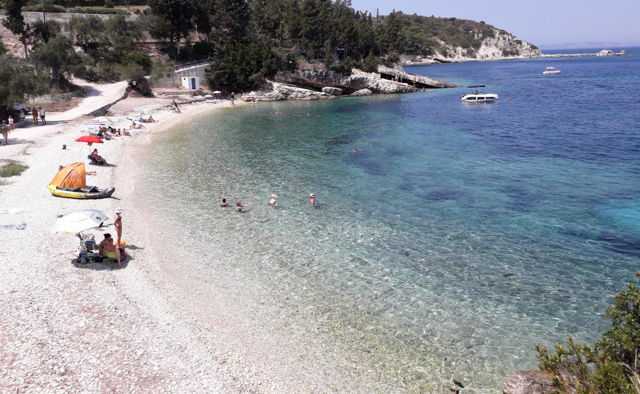 Paralia Levrechio'in fotoğrafı bej çakıl yüzey ile
