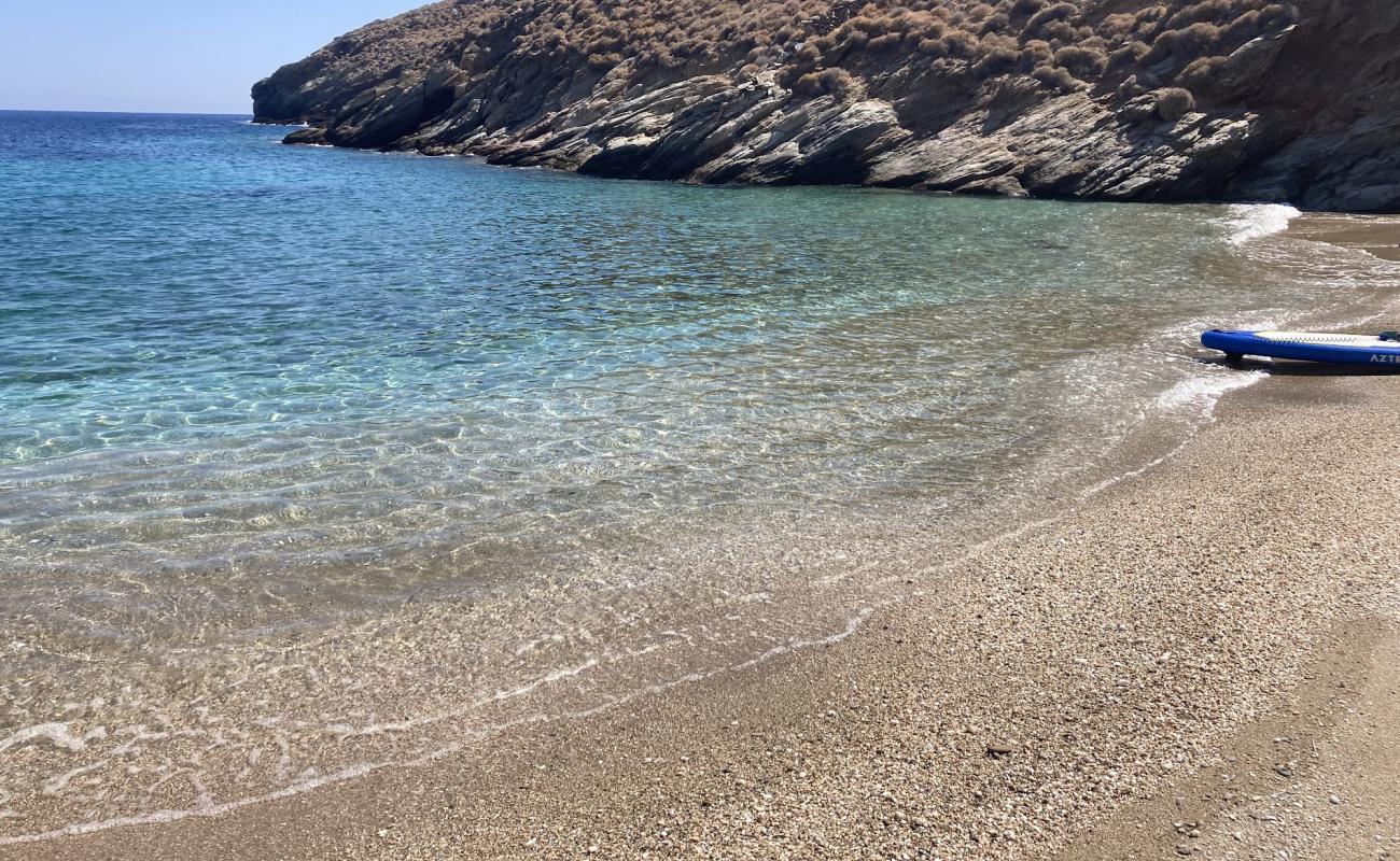 Sarakiniko Beach'in fotoğrafı bej kum ve çakıl yüzey ile