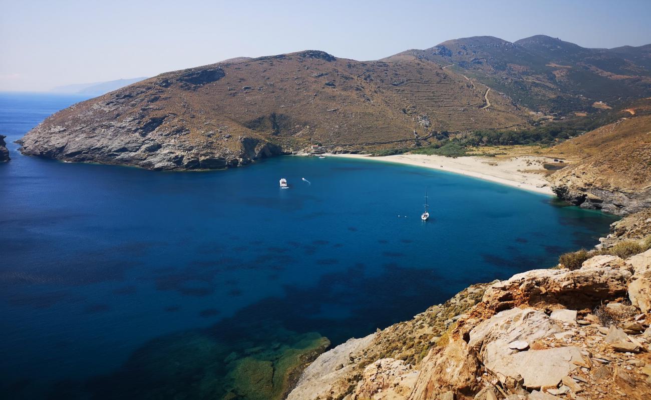Treis Ammoudies Beaches'in fotoğrafı gri kum ve çakıllar yüzey ile