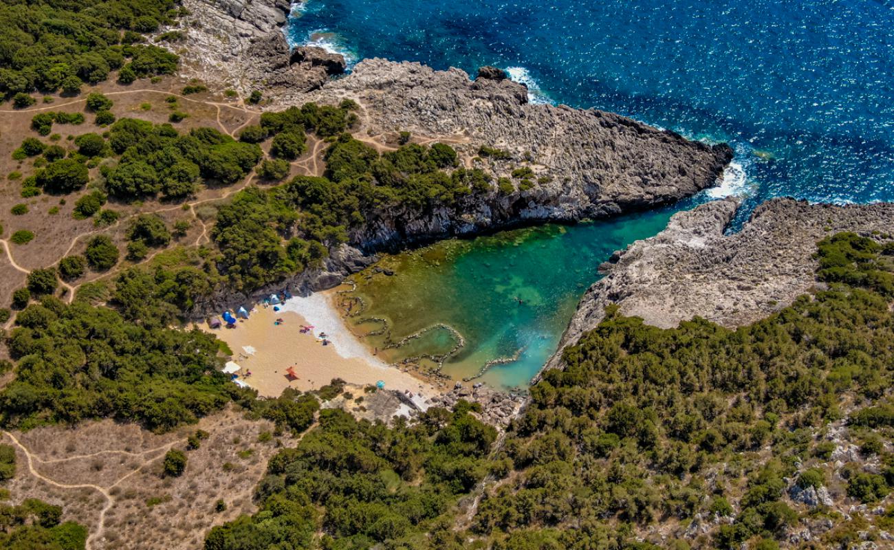 Paralia Glossa'in fotoğrafı açık bej kum yüzey ile